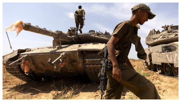 Soldados israelíes preparan un tanque cerca de la frontera con el sur de la Franja de Gaza, en el sur de Israel, el 2 de mayo de 2024. (Amir Levy/Getty Images)