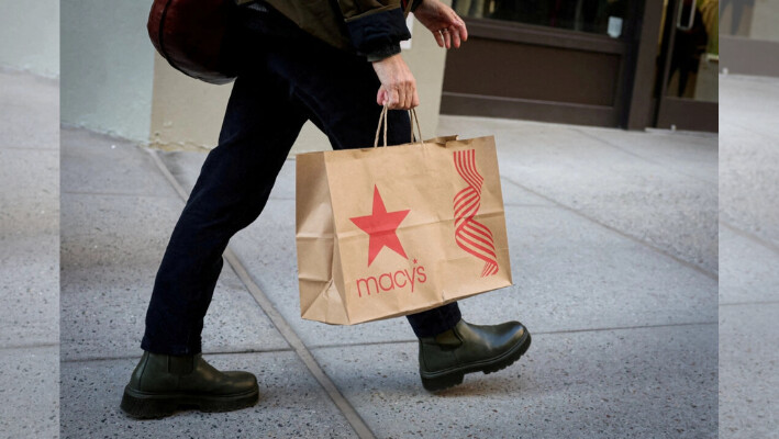 Un comprador pasea por la 5ª Avenida durante las fiestas navideñas en Nueva York el 25 de noviembre de 2024. (Brendan McDermid/Reuters).