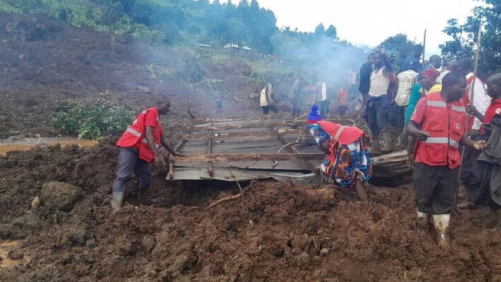 Miembros del equipo de la Cruz Roja de Uganda (URCS) trabajan en colaboración con las autoridades locales y miembros de la comunidad tras un corrimiento de tierras provocado por las fuertes lluvias, en el distrito de Bulambuli, Uganda, el 28 de noviembre de 2024. (Cruz Roja de Uganda/Handout via Reuters).