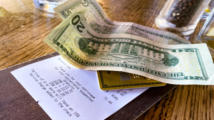 Una propina en efectivo sobre la mesa de un restaurante en Los Ángeles, el 24 de agosto de 2024. (Chris Delmas/AFP vía Getty Images)