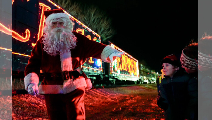 Papá Noel saluda a los niños durante una visita del CSX Holiday Express, en Erwin, Tennessee, el 21 de noviembre de 2024. (George Walker IV/Foto AP).