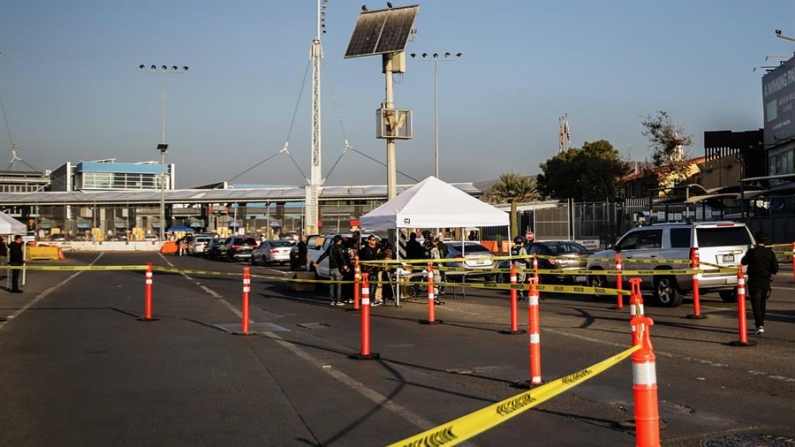 Personal de la Guardia Nacional realiza un operativo de revisión vehicular en el puerto internacional de San Ysidro, el 28 de noviembre de 2024, en la ciudad de Tijuana, estado de Baja California (México). EFE/ Joebeth Terríquez
