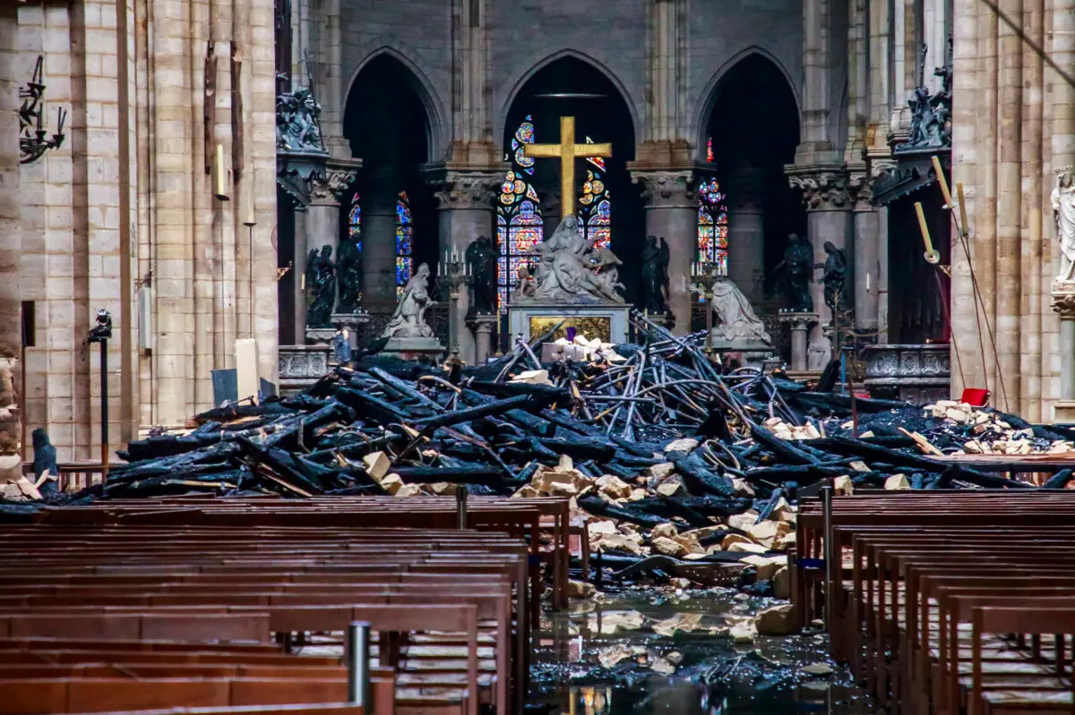 Interior de la catedral de Notre Dame tras el incendio, el 16 de abril de 2019. (Christophe Petit Tesson/AP)