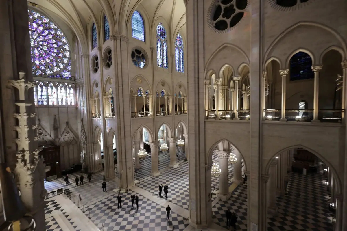 Gente pasea por Notre-Dame de París mientras el presidente francés Emmanuel Macron visita los interiores restaurados del monumento, el 29 de noviembre de 2024. (Christophe Petit Tesson/AP)