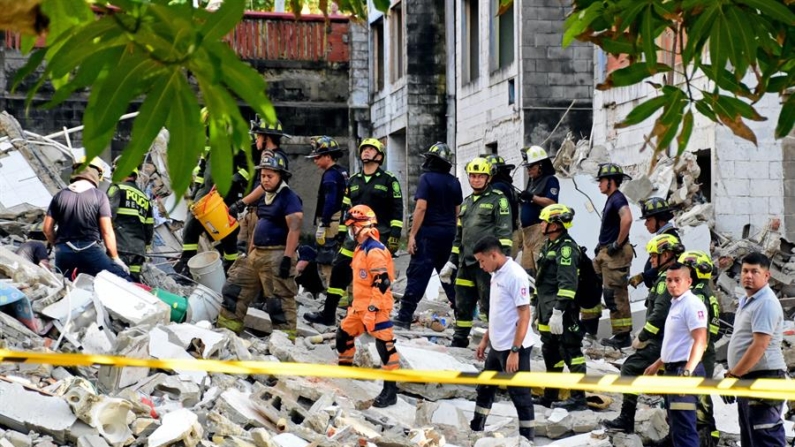 Rescatistas realizan labores de búsqueda el 28 de noviembre de 2024, en un desplome de un edificio en Barranquilla (Colombia). EFE/ Aleidys Coll