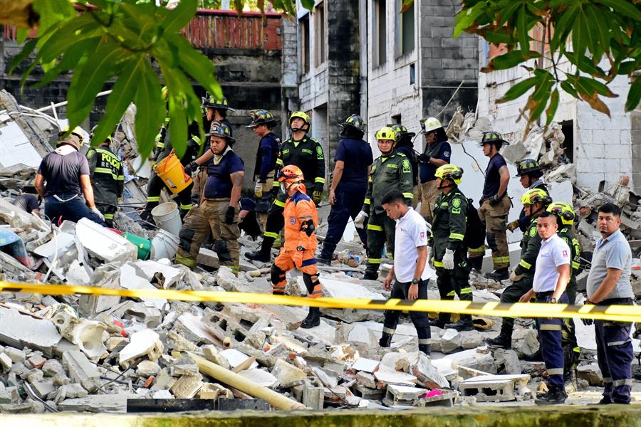 Desplome de edificio en Colombia deja una mujer muerta y 4 niños heridos