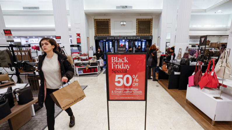 Una mujer compra en la tienda departamental Macy's el 29 de noviembre de 2024 en Chicago, Illinois. (Kamil Krzaczynski/Getty Images)