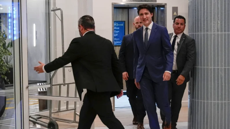 El primer ministro canadiense Justin Trudeau camina por el vestíbulo del Delta Hotel by Marriott en West Palm Beach, Florida, el 29 de noviembre de 2024. (AP Photo/Carolyn Kaster)