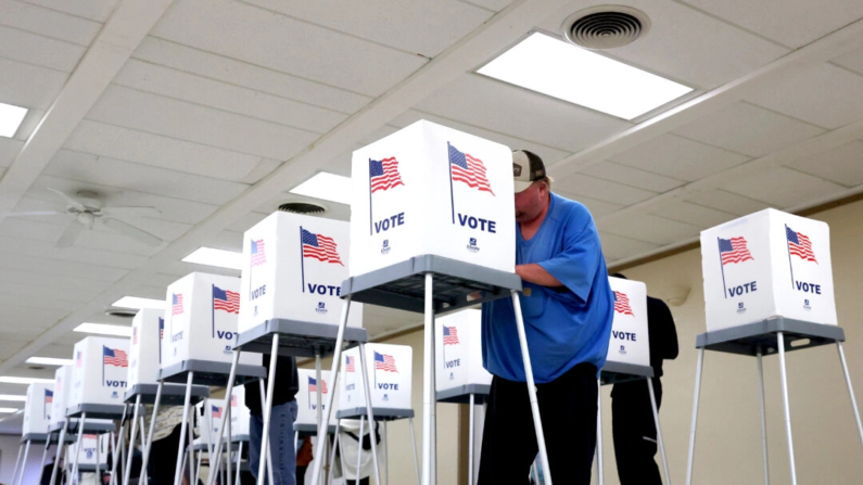 Votantes de Wisconsin depositan sus boletas en el American Legion Hall de Oak Creek, Wisconsin, el 5 de noviembre de 2024. (Stacy Revere/Getty Images)