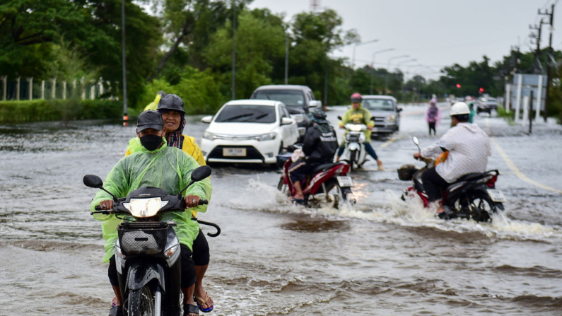 Los automovilistas se abren camino a través de las aguas inundadas después de fuertes lluvias en la provincia de Narathiwat, en el sur de Tailandia, el 28 de noviembre de 2024. (Madaree Tohlala/AFP vía Getty Images)