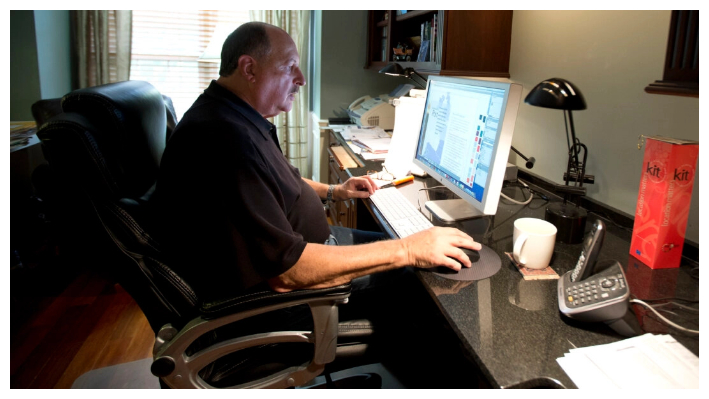 El diseñador gráfico Tom Sadowski, de 65 años, trabaja desde su casa en Sterling, Virginia, en una foto de archivo. (Manuel Balce Ceneta/AP Photo)