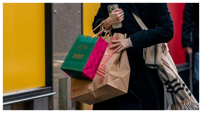 Una persona camina por una calle con bolsas de la compra en Nueva York el 29 de noviembre de 2024. (David Dee Delgado/Getty Images)