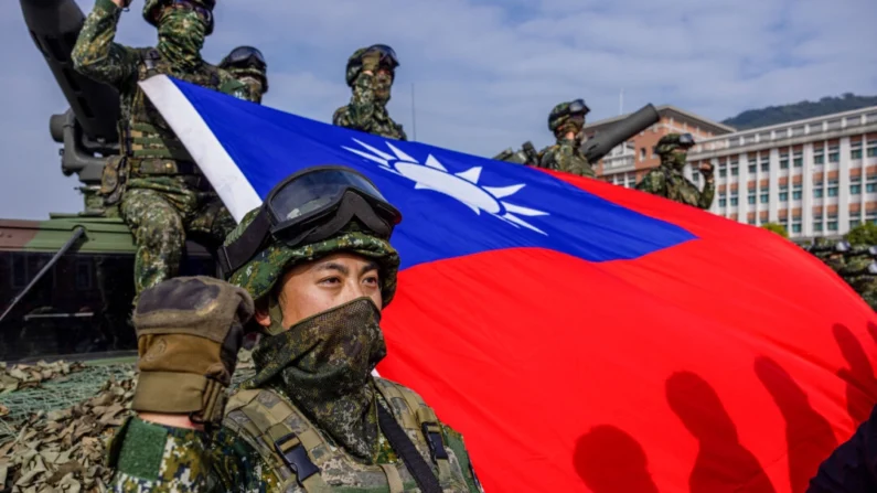 Las fuerzas armadas de Taiwán llevan a cabo dos días de ejercicios rutinarios para mostrar su preparación para el combate antes de las vacaciones del Año Nuevo Lunar en una base militar en Kaohsiung, Taiwán, el 11 de enero de 2023. (Annabelle Chih/Getty Images)