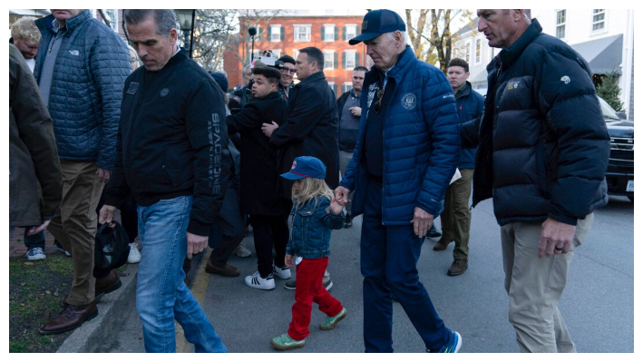 El presidente Joe Biden (centro D) toma de la mano a su nieto Beau mientras caminan con Hunter Biden (I) en el centro de Nantucket, Massachusetts, el 29 de noviembre de 2024. (Jose Luis Magana/Foto AP)