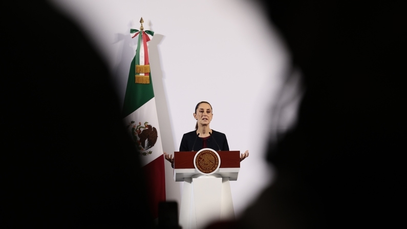 La presidenta de México, Claudia Sheinbaum, participa durante una rueda de prensa el viernes, en Palacio Nacional de la Ciudad de México, México. (EFE/José Méndez)