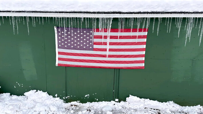 Carámbanos se forman sobre una bandera durante una tormenta de nieve en Lowville, Nueva York, el 1 de diciembre de 2024. (Cara Anna/AP Photo)