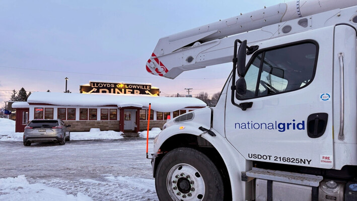 Los equipos de servicios públicos cargan combustible durante una tormenta de nieve en Lowville, Nueva York, el 1 de diciembre de 2024. (Cara Anna/AP Photo)