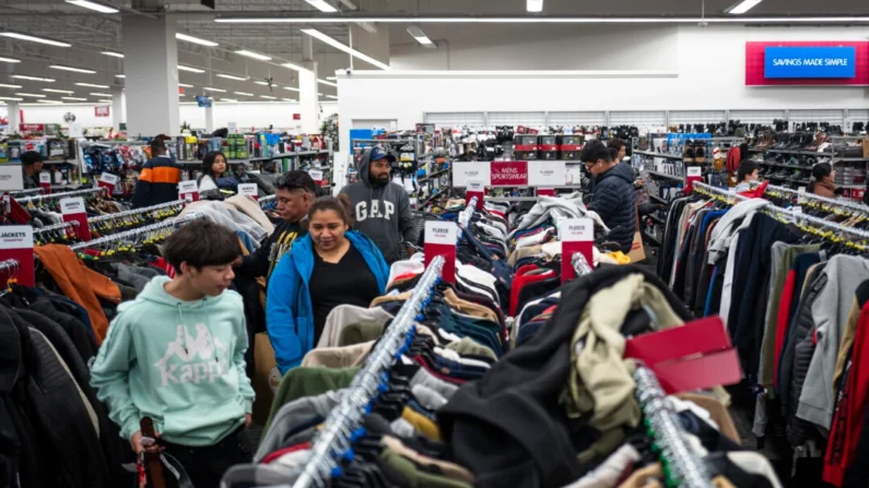 La gente hace compras durante el Viernes Negro en un centro comercial de Hanover, Maryland, el 29 de noviembre de 2024. (Madalina Vasiliu/The Epoch Times)