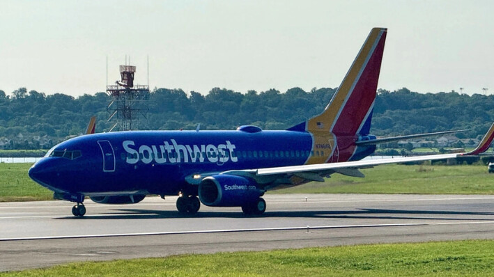 Un Boeing 737-7Q8 de Southwest Airlines despega del Aeropuerto Nacional Ronald Reagan de Washington, en Arlington, Virginia, el 13 de agosto de 2024. Daniel Slim/AFP vía Getty Images