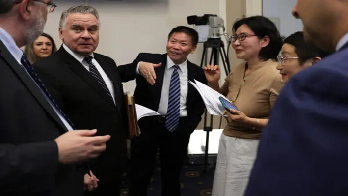 El presidente del subcomité, el representante Chris Smith (R-N.J.) (3º izda.) saluda al presidente de la Asociación de Ayuda a China, Bob Fu (4º izda.), a Geng He (5ª izda.), esposa del abogado y disidente chino de derechos humanos Gao Zhisheng, a Sophie Luo (6ª izda.), esposa del abogado chino de derechos humanos Ding Jiaxi, y al presidente de la Fundación Conmemorativa de las Víctimas del Comunismo, Andrew Bremberg (dcha.), antes de una audiencia en el Capitolio, en Washington, el 20 de abril de 2023. (Alex Wong/Getty Images)