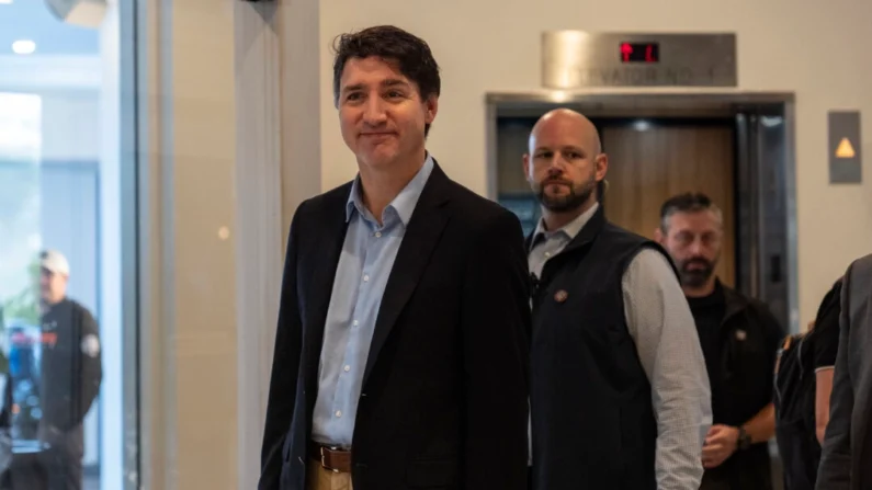 El primer ministro de Canadá, Justin Trudeau, camina por el vestíbulo del Delta Hotel by Marriott en West Palm Beach, Florida, el 30 de noviembre de 2024. Carolyn Kaster/Foto AP