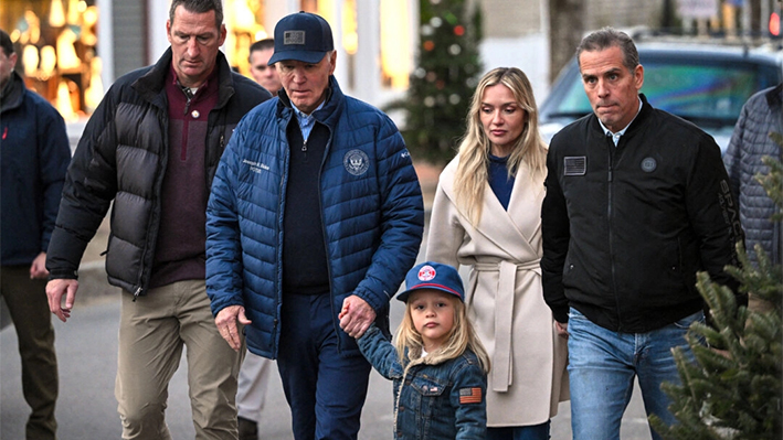 El presidente Joe Biden (2º izda) camina con su hijo Hunter Biden (dcha), su nieto Beau y su nuera Melissa Cohen Biden después de almorzar en Nantucket, Massachusetts, el 29 de noviembre de 2024. (MANDEL NGAN/AFP vía Getty Images)