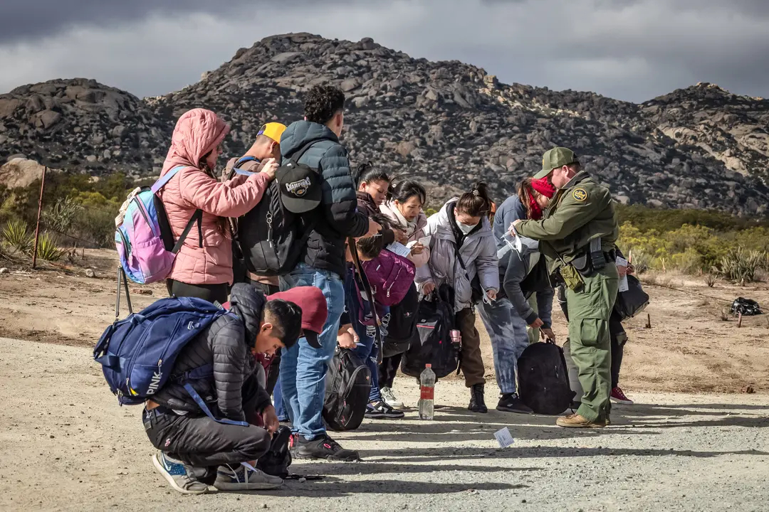 Agentes de la Patrulla Fronteriza de Estados Unidos vigilan los cruces ilegales de la frontera en Jacumba, California, el 10 de enero de 2024. (John Fredricks/The Epoch Times)