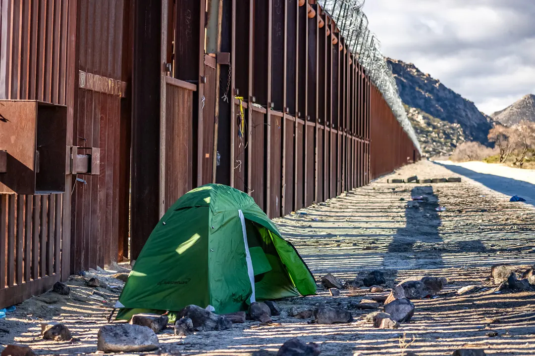 Carpas y artículos desechados por inmigrantes ilegales en Jacumba, California, el 10 de enero de 2024. (John Fredricks/The Epoch Times)