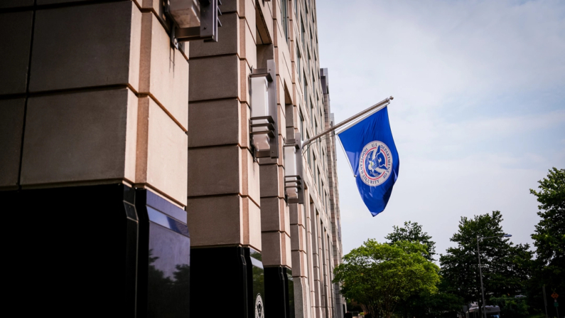 Una bandera del Departamento de Seguridad Nacional en el edificio del Servicio de Inmigración y Control de Aduanas de Estados Unidos, en Washington, el 28 de junio de 2023. (Madalina Vasiliu/The Epoch Times)