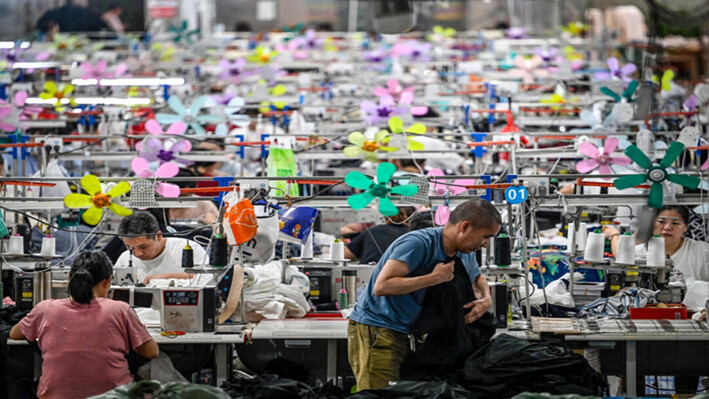 Trabajadores producen prendas en una fábrica textil que suministra ropa a la empresa de comercio electrónico de moda rápida, Shein, en Guangzhou, en la provincia de Guangdong, en el sur de China, el 11 de junio de 2024. (Jade Gao/AFP vía Getty Images)