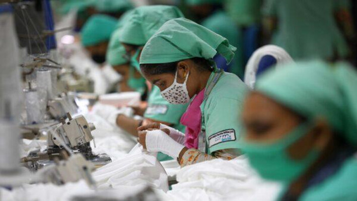 Empleados de la confección trabajan en una sección de costura de Fakhruddin Textile Mills Limited, en Gazipur, Bangladesh, el 7 de febrero de 2021. (Mohammad Ponir Hossain/Reuters)