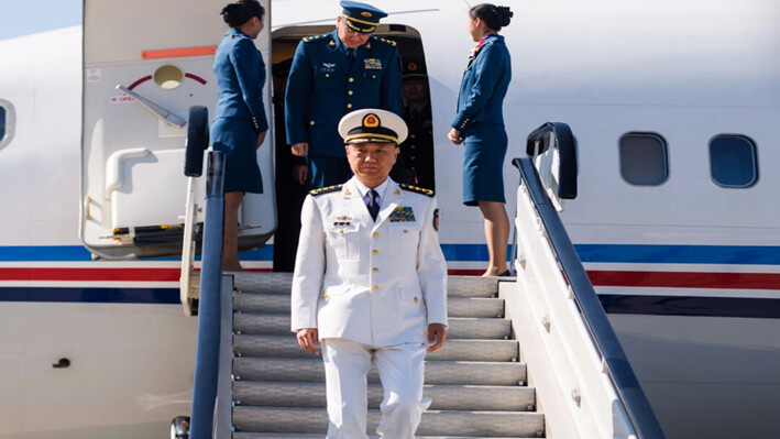 El almirante Miao Hua (centro), director del departamento de asuntos políticos de la Comisión Militar Central de China, desembarca de su avión tras llegar al Aeropuerto Internacional de Pyongyang, el 14 de octubre de 2019. (Kim Won Jin/AFP vía Getty Images)