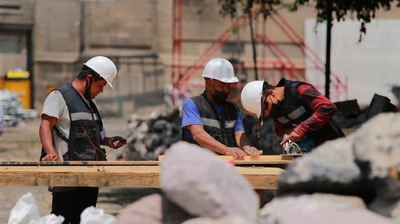 Varios hombres trabajan durante una jornada laboral en Ciudad de México (México). Archivo. EFE/ Carlos Ramírez