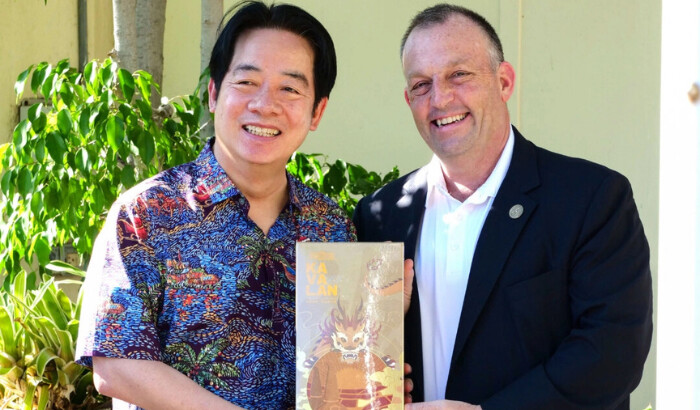 El presidente taiwanés Lai Ching-te entrega un regalo al gobernador de Hawai, Josh Green, en la Agencia de Gestión de Emergencias de Hawai, en Honolulu, el 30 de noviembre de 2024. (Ronen Zilberman/AFP vía Getty Images)