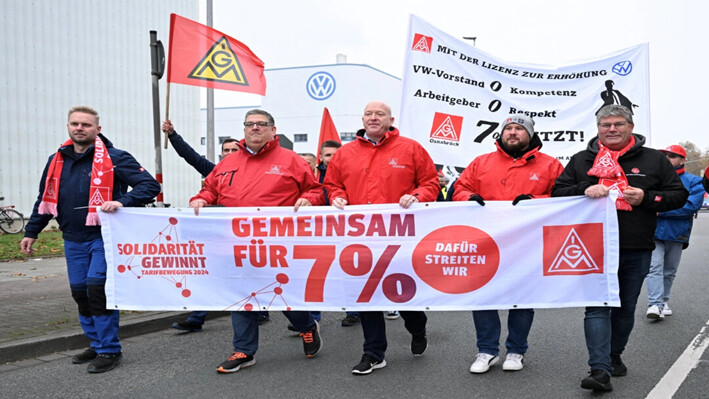 Los empleados de Volkswagen AG marchan por salarios más altos frente a la planta de Volkswagen en Osnabrück, Alemania, el 6 de noviembre de 2024. (REUTERS/Teresa Kroeger)