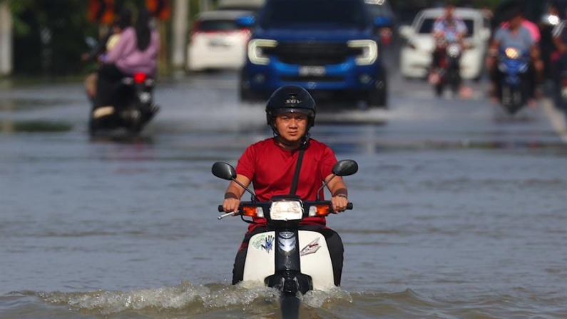 Un hombre en motocicleta circula por una calle en Tumpat, en el estado de Kelantan, en el norte de Malasia. EFE/EPA/Fazry Ismail 