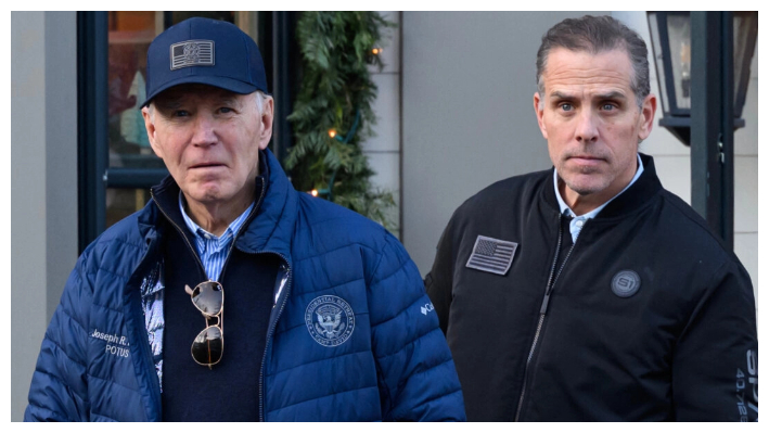 El presidente Joe Biden y su hijo Hunter Biden salen de una librería mientras compran en Nantucket, Massachusetts, el 29 de noviembre de 2024. (Mandel Ngan/AFP vía Getty Images)