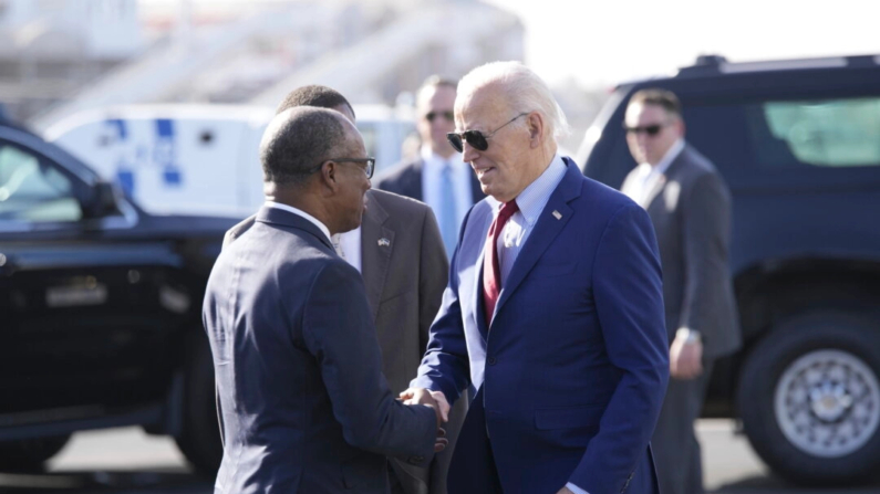 El presidente Joe Biden es recibido por el Primer Ministro de Cabo Verde, Ulisses Correia e Silva, en el aeropuerto internacional Amilcar Cabral de la isla de Sal, Cabo Verde, el 2 de diciembre de 2024, de camino a Angola, en su largamente prometida visita a África.( AP Photo/Ben Curtis)