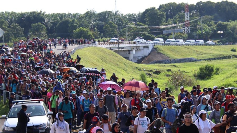 Migrantes caminan en caravana hacia la frontera con Estados Unidos el 21 de noviembre de 2024, en el municipio de Huixtla, en el estado de Chiapas (México). EFE/ Juan Manuel Blanco