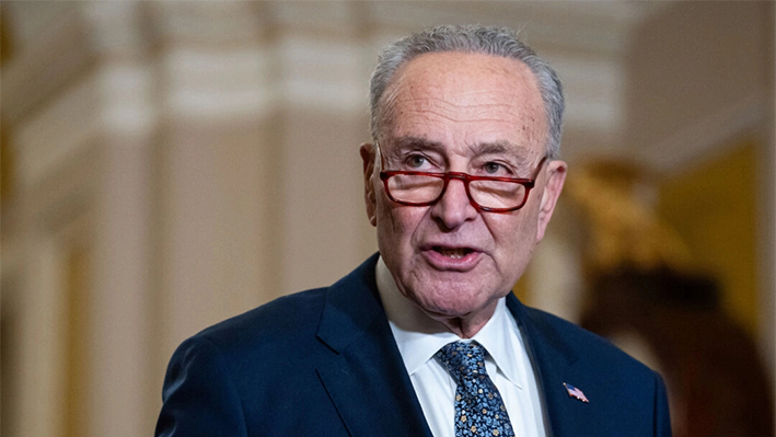 El líder de la mayoría del Senado, Chuck Schumer (D-N.Y.), habla con la prensa tras la elección del liderazgo republicano del Senado en Washington el 13 de noviembre de 2024. (Madalina Vasiliu/The Epoch Times)