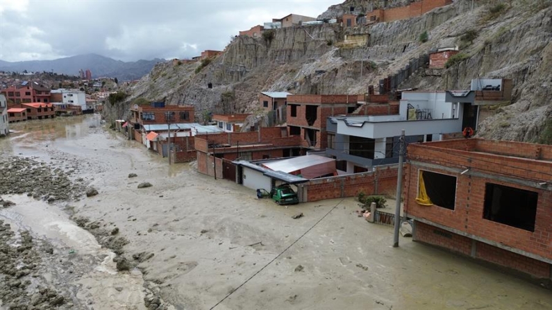 Fotografía de archivo que muestras la inundación provocada por las fuertes lluvias en la zona sur de la ciudad de La Paz (Bolivia). EFE/STR
