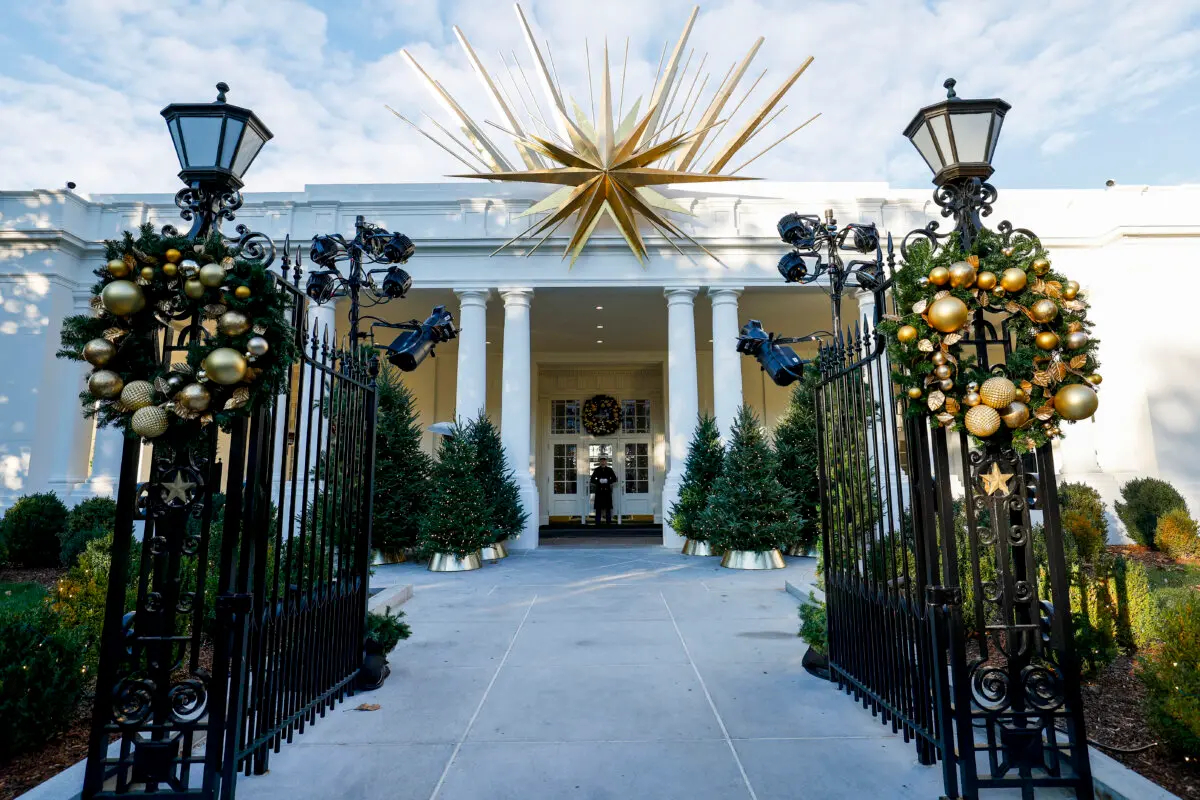 Se ven decoraciones navideñas rodeando la entrada del Ala Este de la Casa Blanca durante un avance para los medios de las decoraciones navideñas de 2024 en Washington, DC, el 2 de diciembre de 2024. (Anna Moneymaker/Getty Images)