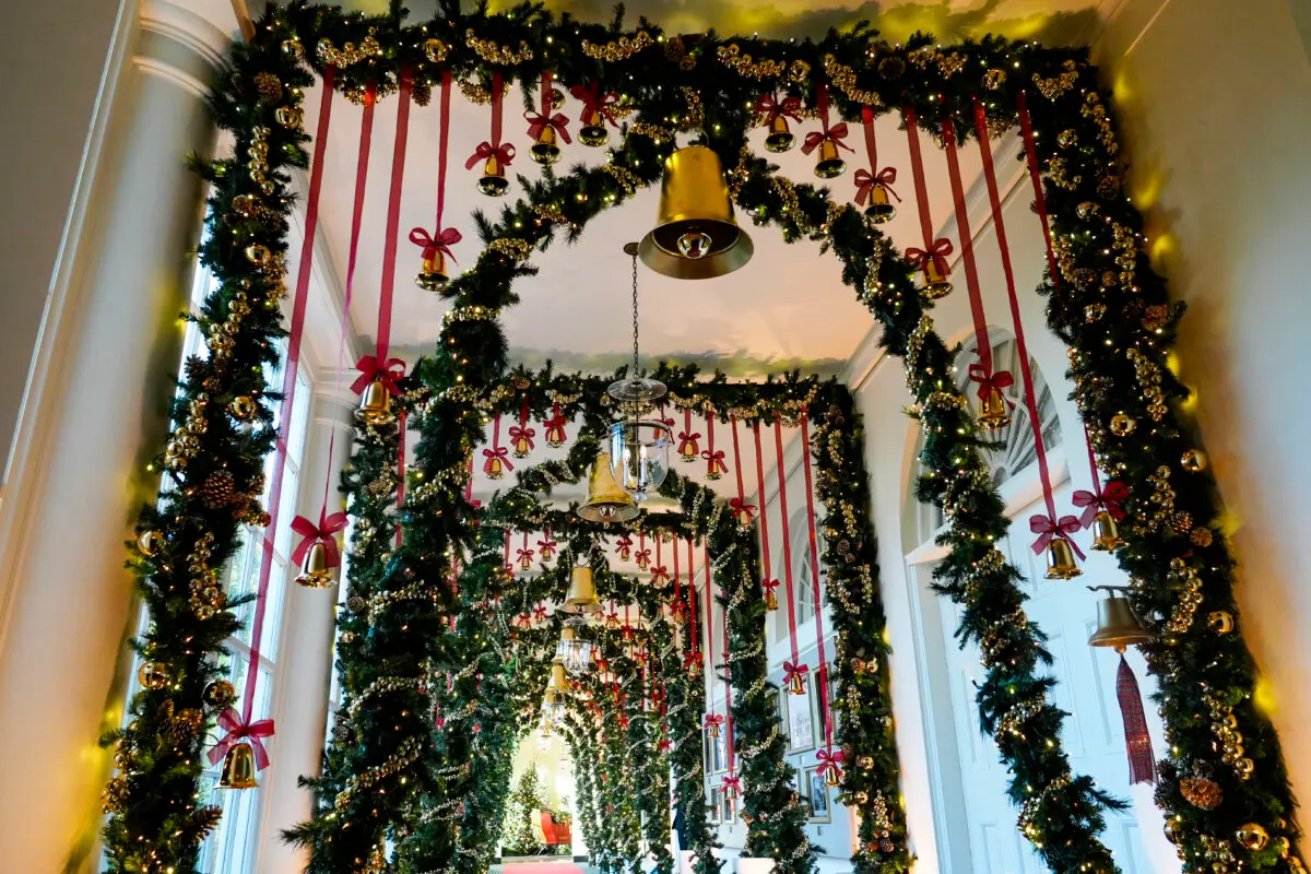 La columnata este de la Casa Blanca en Washington, decorada para las fiestas, el 2 de diciembre de 2024. (Susan Walsh/AP Photo)