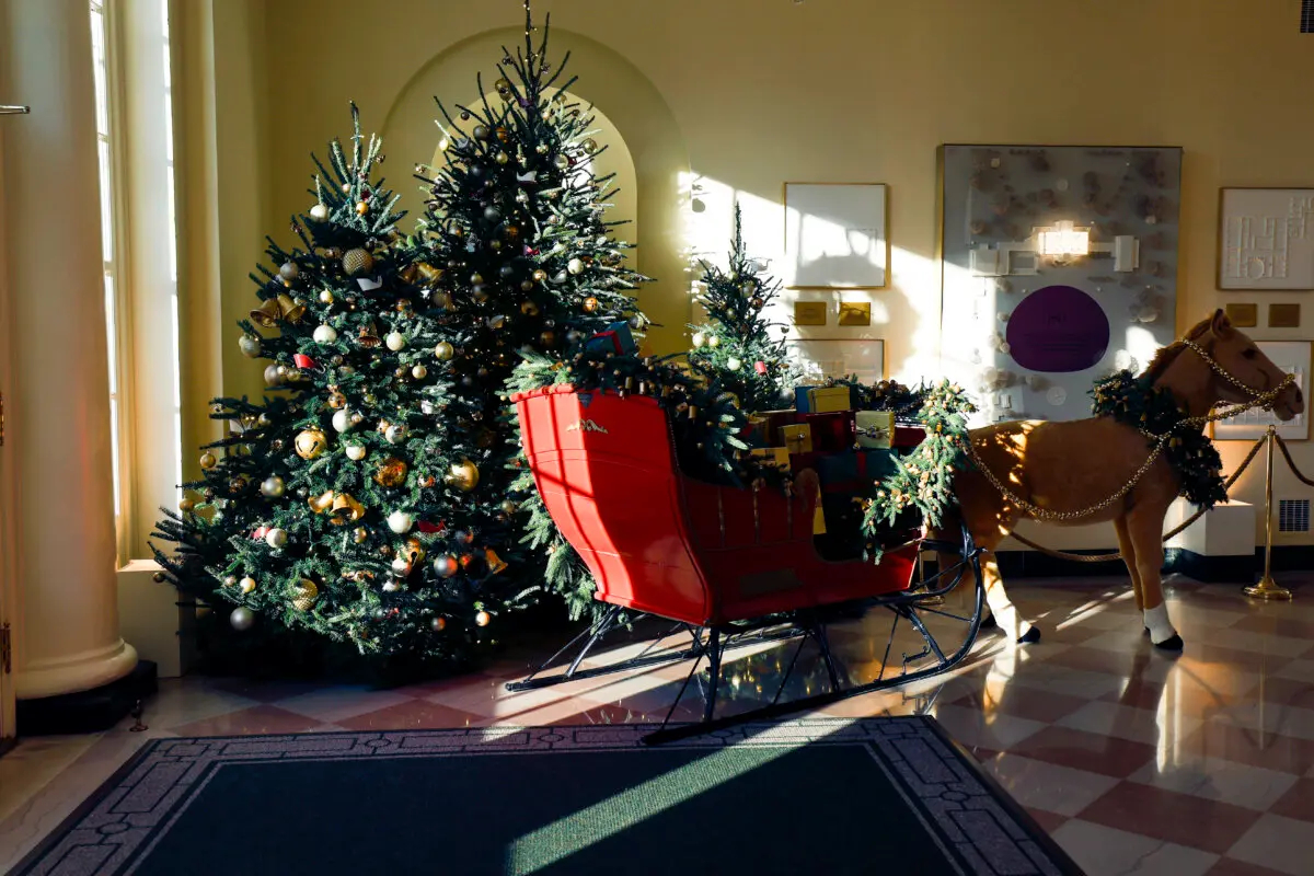 Un trineo tridimensional tirado por caballos se ve en la Sala del Jardín Este durante un avance para los medios de las decoraciones navideñas de 2024 en la Casa Blanca en Washington, DC el 02 de diciembre 2024. (Anna Moneymaker/Getty Images)