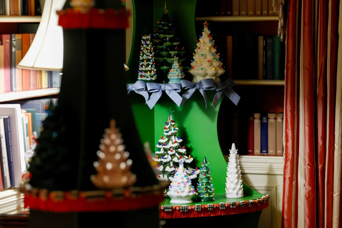 Decoraciones navideñas en la Biblioteca durante un avance para los medios de las decoraciones navideñas de 2024 en la Casa Blanca en Washington, DC, el 2 de diciembre de 2024. (Anna Moneymaker/Getty Images)