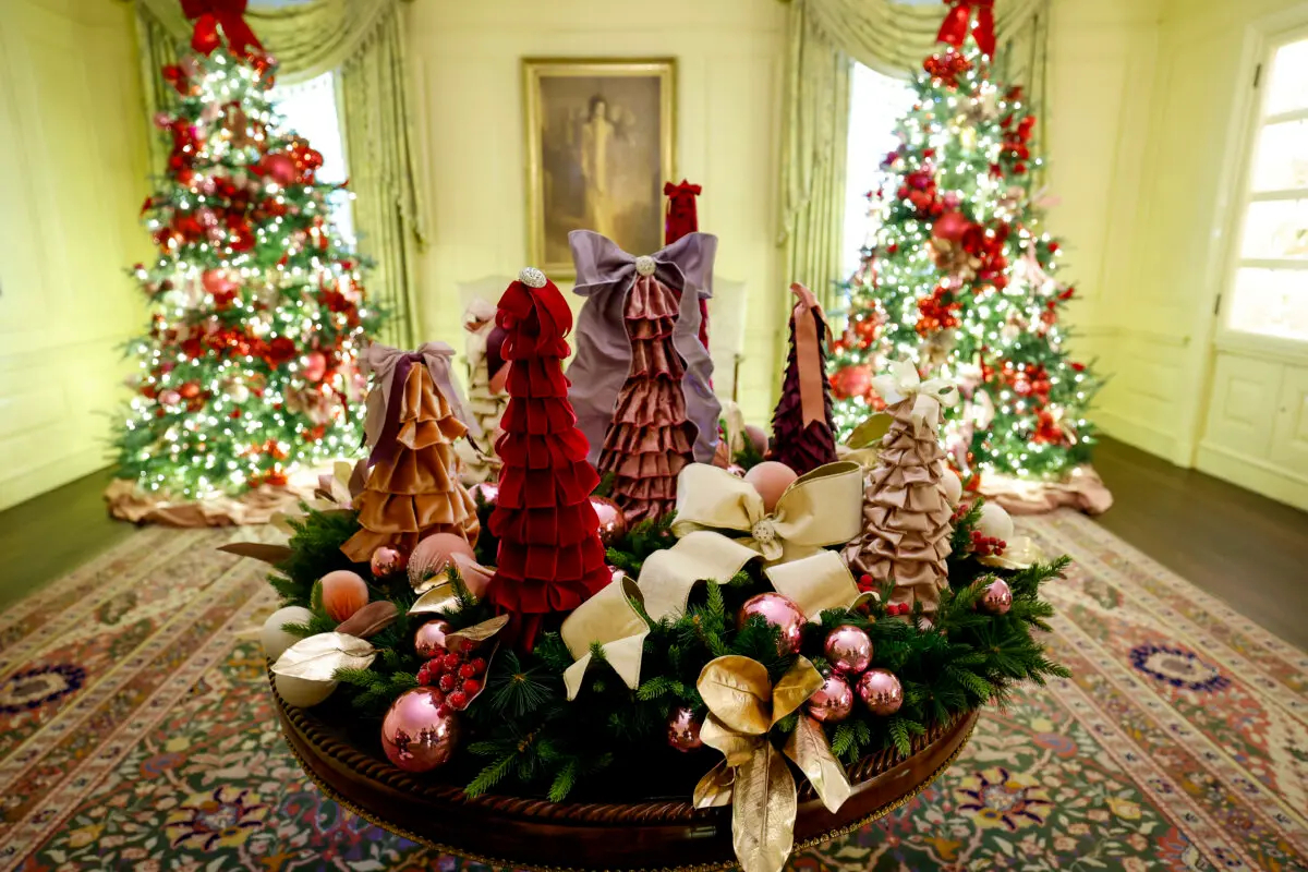 Decoración navideña en la Sala Vermeil durante un avance para los medios de la decoración navideña de 2024 en la Casa Blanca en Washington, DC, el 2 de diciembre de 2024. (Anna Moneymaker/Getty Images)