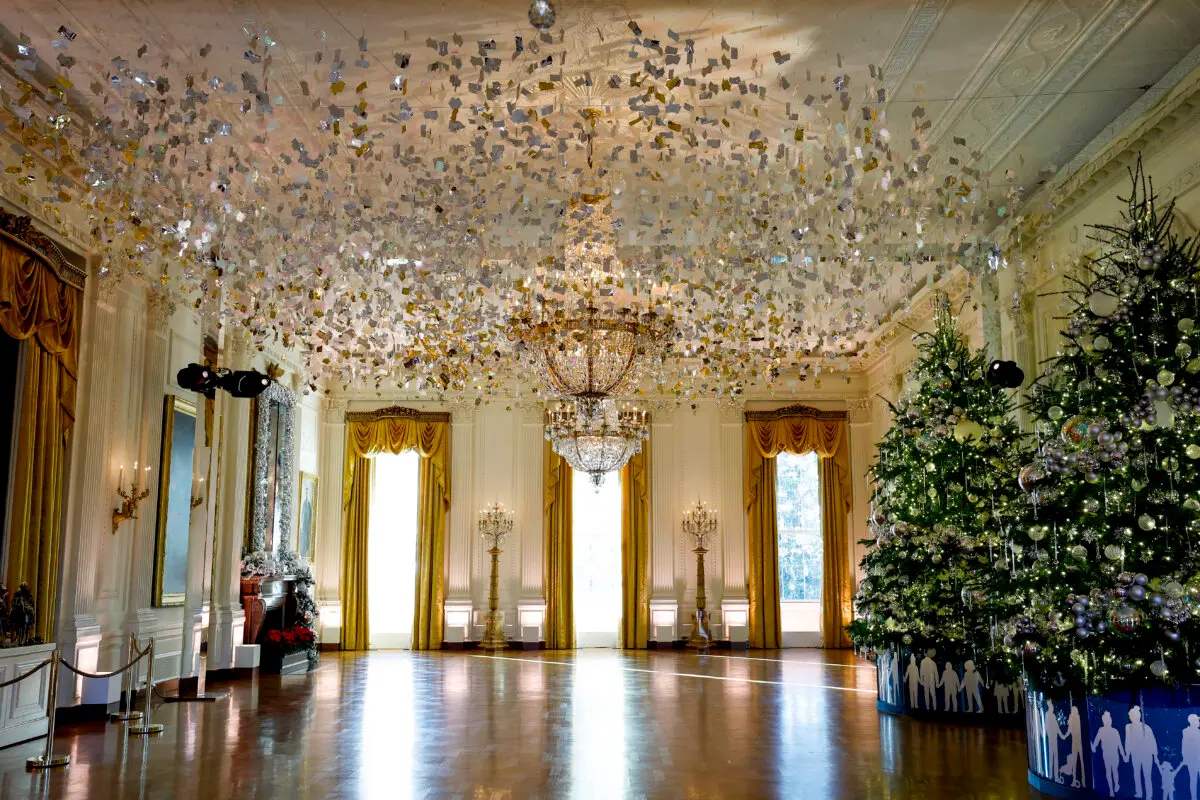 Decoración navideña en el Salón Este durante una presentación a los medios de la decoración navideña de 2024 en la Casa Blanca en Washington, DC, el 2 de diciembre de 2024. (Anna Moneymaker/Getty Images)