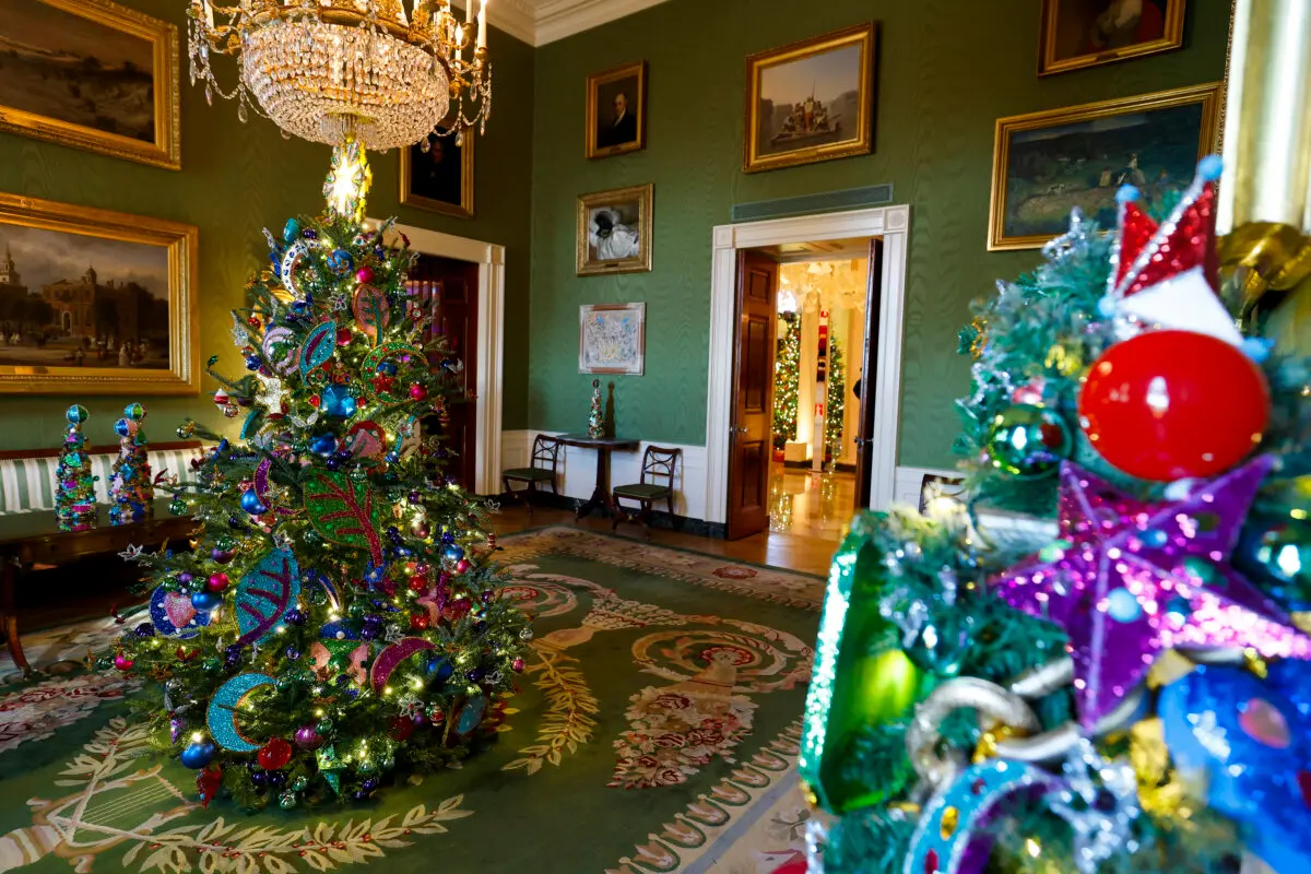 Decoración navideña en la Sala Verde durante un avance para los medios de la decoración navideña de 2024 en la Casa Blanca en Washington, DC, el 2 de diciembre de 2024. (Anna Moneymaker/Getty Images)