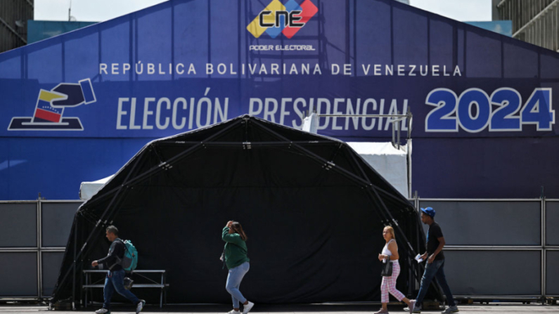 Personas caminan frente al centro de prensa del Consejo Nacional Electoral (CNE) en Caracas (Venezuela) el 27 de julio de 2024. (Juan Barreto/AFP vía Getty Images)