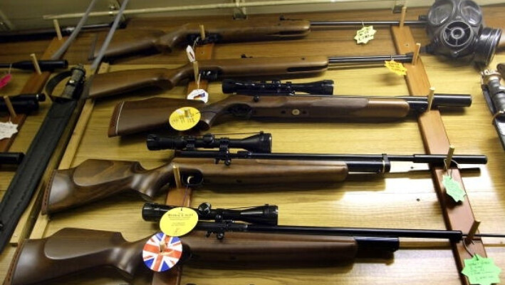 Pistolas de plástico Airsoft expuestas en una tienda de réplicas de armas de fuego para aficionados en Londres. (Scott Barbour/Getty Images).